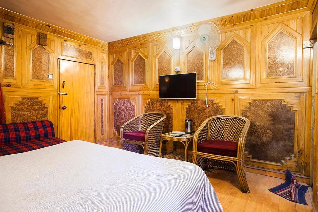 Hotel New Bharat Бхимтал Экстерьер фото
